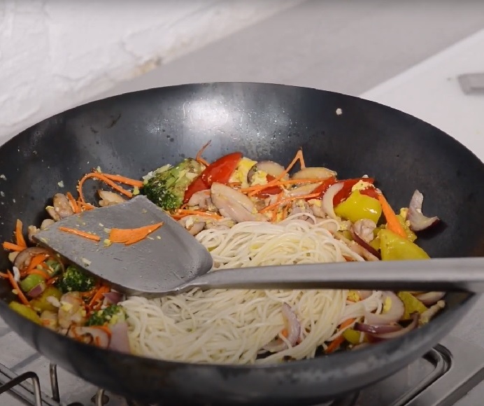 Pollo Teriyaki con noodle per wok in acciaio al carbonio